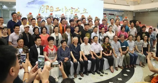 諸多藝術(shù)家和社會各界人士以及唐派弟子、戲迷到場祝賀