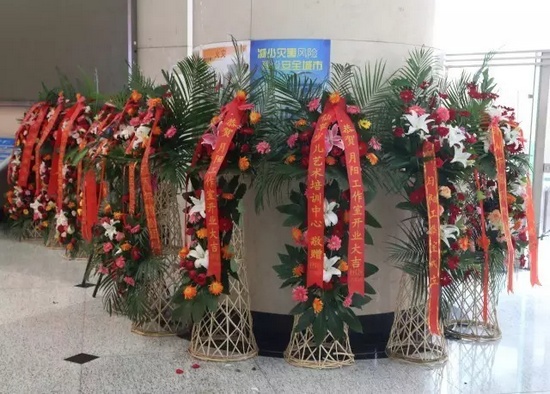 “月陽工作室”團(tuán)隊(duì)成員、戲曲志愿者及社會各界送來的祝?；ɑ@