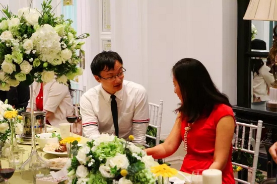 這種熱烈的氣氛，一直延續(xù)到飯桌上。