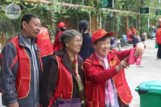 爺爺奶奶叔叔阿姨被盛運(yùn)莊園的景致吸引，紛紛拍照留影