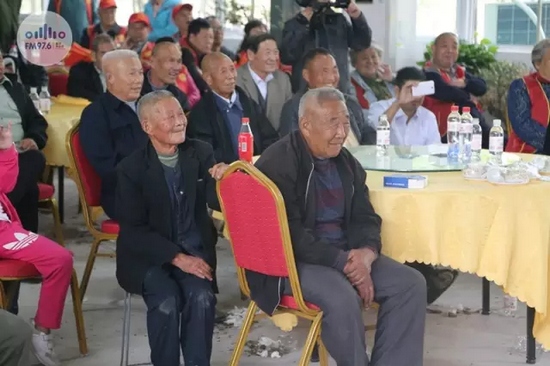 臺(tái)上展風(fēng)采，臺(tái)下笑開懷