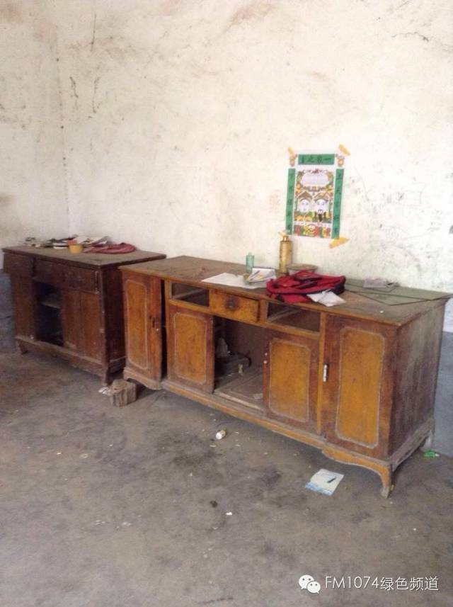 走訪另一個(gè)貧困家庭，進(jìn)去之后才知道什么是真正的一貧如洗、家徒四壁。