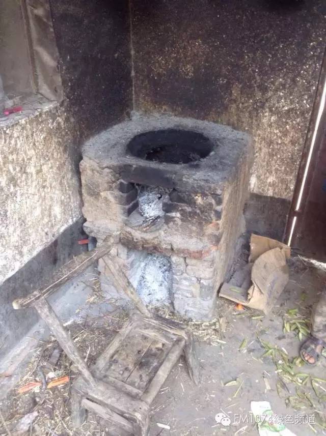 走訪另一個(gè)貧困家庭，進(jìn)去之后才知道什么是真正的一貧如洗、家徒四壁。