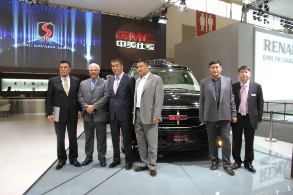 北京國際車展上，全新GMC S系列頂級(jí)商務(wù)車在亞太區(qū)首發(fā)。圖為企業(yè)領(lǐng)導(dǎo)與新車合影。