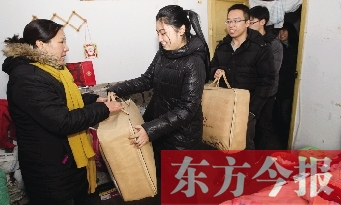 昨天下午，多位東方今報愛心讀者前往鄭州市困難戶家中贈送棉被