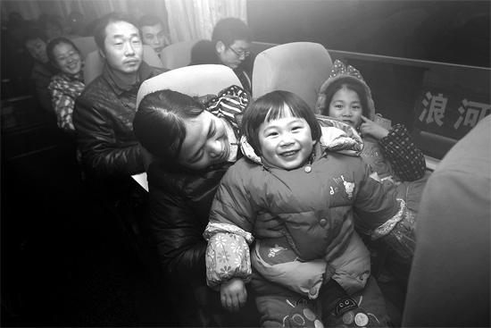 坐上愛心大巴，乘客滿臉喜悅