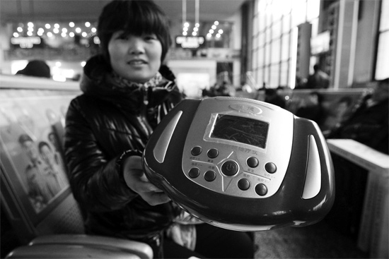 火車站候車室，李女士向記者展示她準備孝敬父母的按摩儀