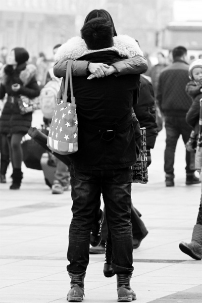 浪漫的情侶，離別時(shí)不忘激情擁抱