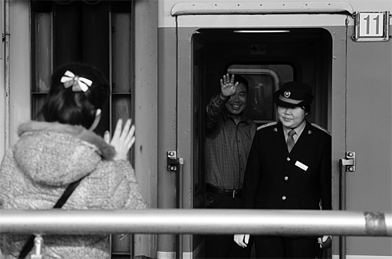 揮手向親人告別，并祝福一路平安