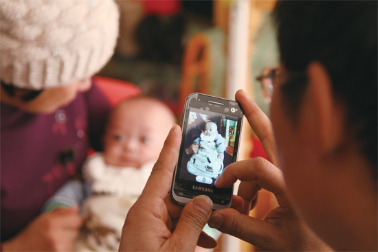 拍幾張照片，帶回去給孩子的爺爺奶奶看