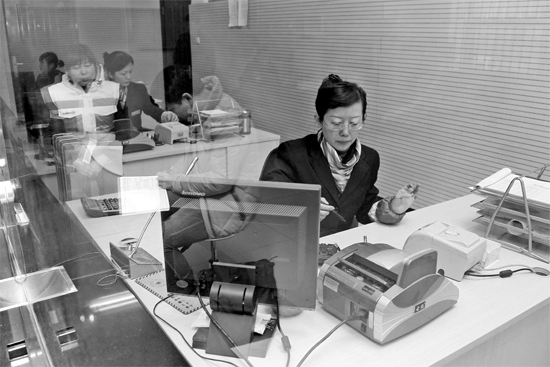 2月16日，鄭州市自來(lái)水總公司鄭東新區(qū)一營(yíng)業(yè)廳，柜臺(tái)內(nèi)工作人員正在為市民辦理業(yè)務(wù)