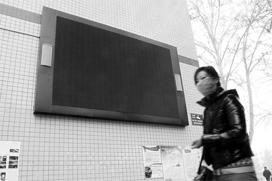 教育部下發(fā)通知，不僅要求學(xué)校引導(dǎo)學(xué)生勤儉節(jié)約，學(xué) 校也要節(jié)約辦公。昨天是開學(xué)第一天，鄭州市39中校園