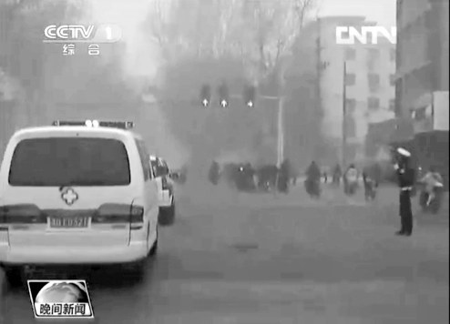 正值上下班高峰，交警調(diào)信號(hào)燈分流車輛