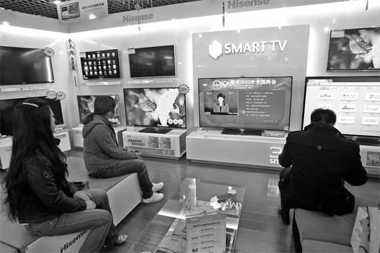 5日，鄭州市的家電賣場里，網(wǎng)絡(luò)電視正在同步直播兩會報(bào)道 東方今報(bào)記者張培方攝