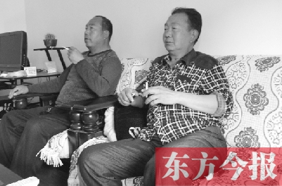 吳四輩和張年學(xué)在家聊天,談?wù)撋稌r候能去上班 吳四輩和張年學(xué)在家聊天,談?wù)撋稌r候能去上班