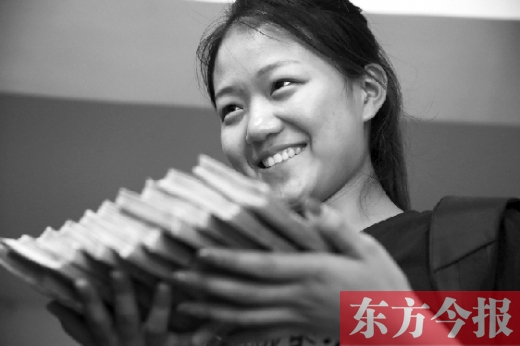 昨天，大一女生周文靜把10萬元現(xiàn)金還給了失主