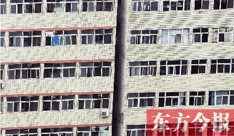 鄭州市城中村眾多類似這樣火柴盒式的房間，成了大中專畢業(yè)生們暫時(shí)安放青春和夢(mèng)想的地方