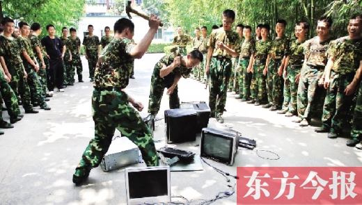 為了讓孩子表達戒除網癮的決心，學校組織孩子親手砸毀電腦