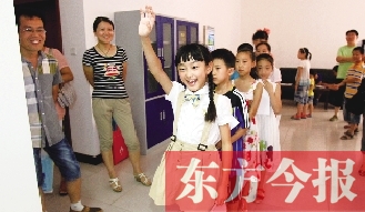 成長(zhǎng)訓(xùn)練營(yíng)面試在東方今報(bào)發(fā)行中心舉行。圖為面試現(xiàn)場(chǎng)