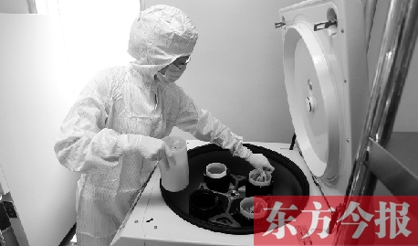 鄭州一專門儲存臍帶血的機(jī)構(gòu)，專業(yè)人員正在把臍帶血存放在儲藏箱里