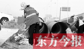 鄭州市鄭東新區(qū)，烈日下工作的環(huán)衛(wèi)工