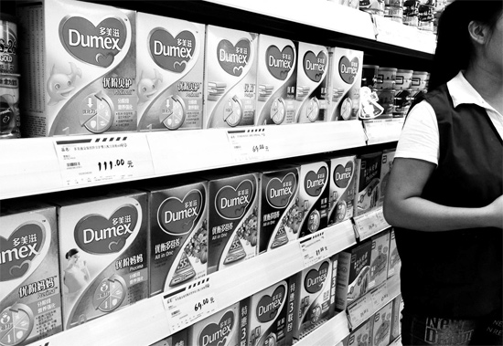 5日，鄭州一家超市內(nèi)，多美滋其他階段奶粉仍在售，但無(wú)人問(wèn)津