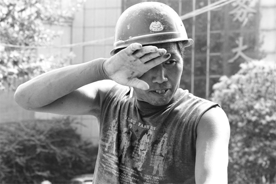 昨日，濟(jì)源市市政工人王紅旗在揮汗工作