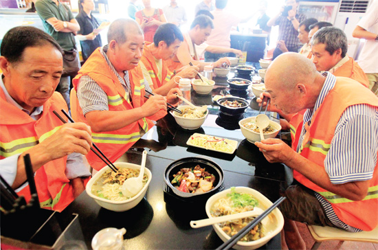 8月18日中午，鄭州市商城路一家飯店邀請33位一線環(huán)衛(wèi)工免費吃頓飯