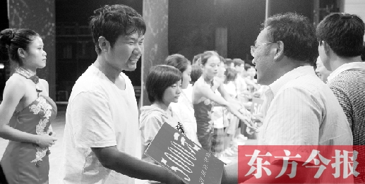 8月25日，河南電視臺8號演播廳，寒門學子每人拿到了5000元助學金
