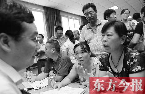 帶著孩子小升初的諸多疑問，眾多家長(zhǎng)（右）向教育部門咨詢