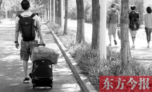 滿載著家人的希望，沿著學校的路標，鄭州大學新生入學了，一位新生自己帶著行李來報到