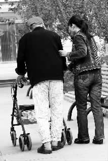 陪父母散散步就能讓他們高興一整天 陪父母散散步就能讓他們高興一整天