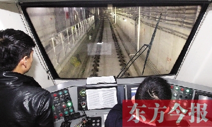 為了地鐵一號線在年底按期投入試運營，大家正在緊張調(diào)試