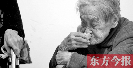 在鄭州惠濟(jì)區(qū)紅樹林老年療養(yǎng)院內(nèi)，一位老人在吃蛋糕