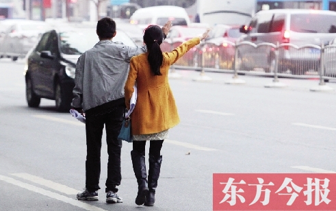 昨日下午5時(shí)30分，鄭州市花園路口公交站，一對(duì)青年正焦急等車