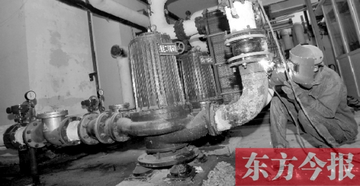 工人師傅正在對小區(qū)的熱力工作站進行檢修 工人師傅正在對小區(qū)的熱力工作站進行檢修