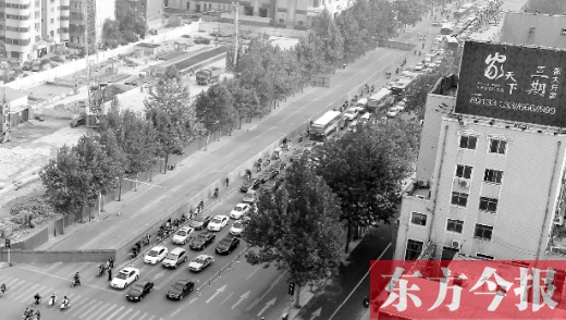 圍擋設(shè)置首日，人們騎車緩慢通行