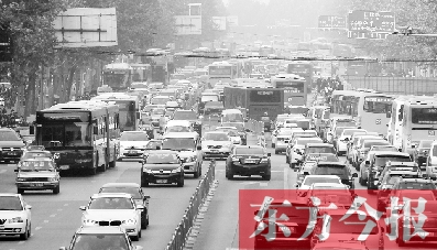 昨日下午4點(diǎn)，在花園路與黃河路口附近，車堵成了“一鍋粥”