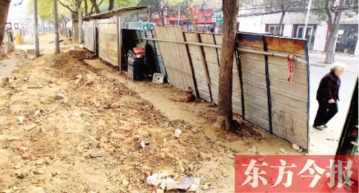 鄭州市紅專路與政七街交叉口，一工地“圍而不動”，步行者只好擇路而行