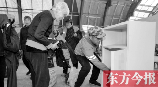 11月5日，孫德坤把棉衣送到今報(bào)的一處“愛(ài)有所衣”站點(diǎn)