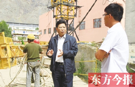 新鄉(xiāng)市援疆前方指揮部指揮長、伊吾縣委副書記鄭援越（中）深入一線調(diào)研