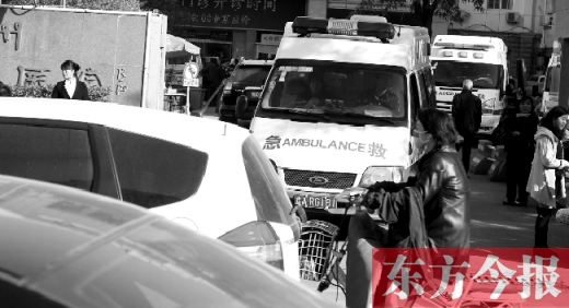 馬路上的機動車越來越多，臨著大路鄭州市第一人民醫(yī)院門口，出急診的救護車常常遭遇堵車