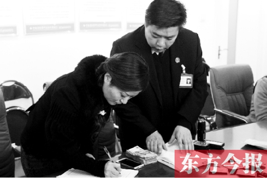 強制執(zhí)行+曝光，讓楊女士（左）拿到補償金