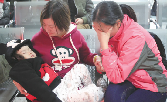 昨日，9時(shí)35分，堅(jiān)守在手術(shù)室外的嘟嘟在媽媽?xiě)牙锼?，因被眼前的真情觸動(dòng)，今報(bào)記者趙丹流下了眼淚