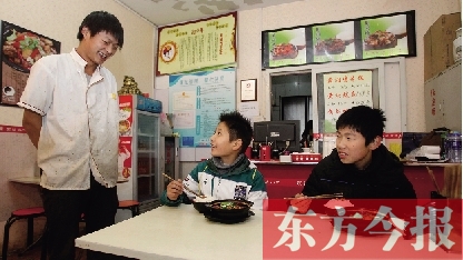 11月30日，鄭州市81中的兩位學(xué)生用勞動為自己掙了一頓中午飯，心里很高興