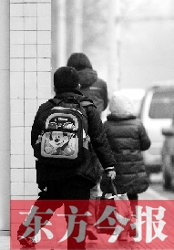 一名學(xué)生背著書包走出校門準(zhǔn)備回家。教育部發(fā)布規(guī)定，其中明確規(guī)定教師收禮、有償補(bǔ)課等行為將受到相應(yīng)處分