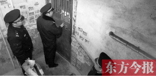 12月3日，鄭州市隴海路。執(zhí)法人員欲進(jìn)入一戶未辦狗證的居民家中，強(qiáng)行將狗帶走