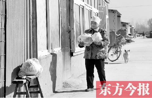 在京水村的臨時過渡區(qū)內，62歲的村民白小英對未來的生活充滿期待