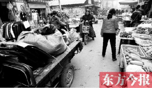 和所有的都市村莊一樣，老鴉陳也充滿(mǎn)著形形色色的人，窄窄的巷子因占道經(jīng)營(yíng)變得更加狹窄