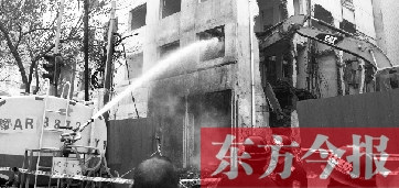 昨天早上8點半，鄭州市農(nóng)業(yè)路一拆遷工地，用兩臺噴水車噴水除塵，有效地阻止了施工揚塵